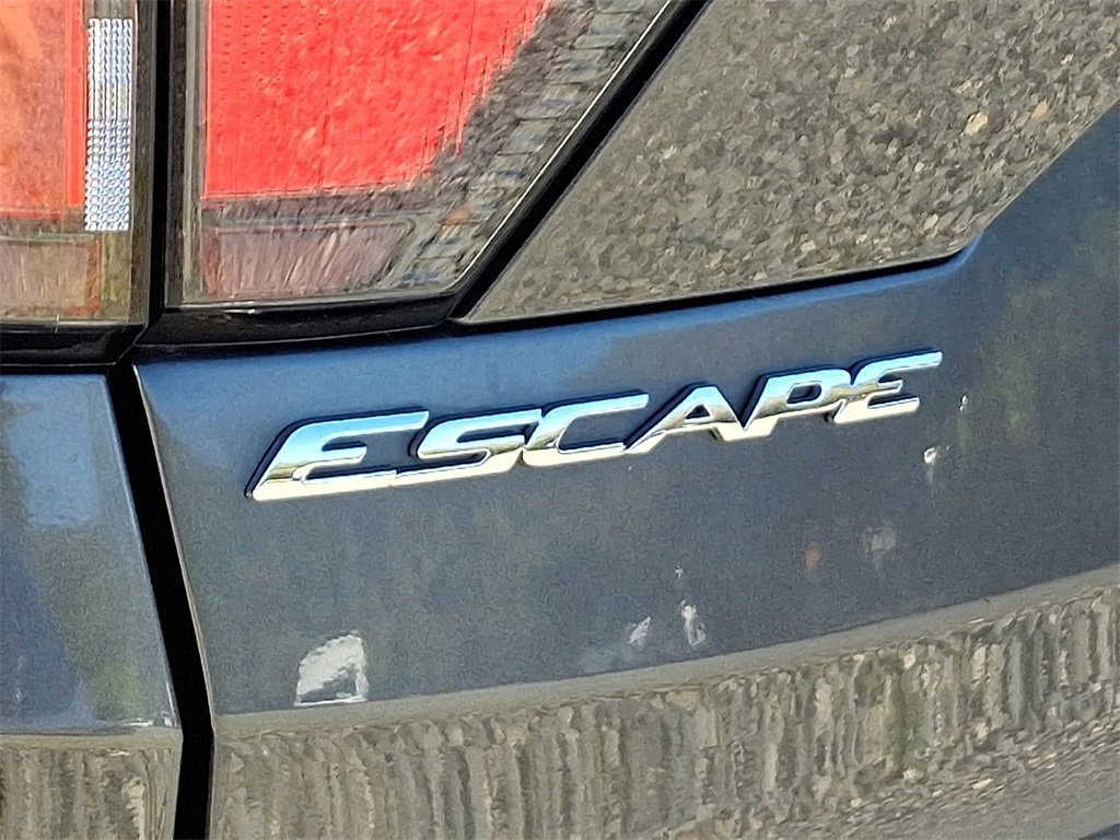 Certified 2018 Ford Escape SE w/ SE Sport Appearance Package image 11