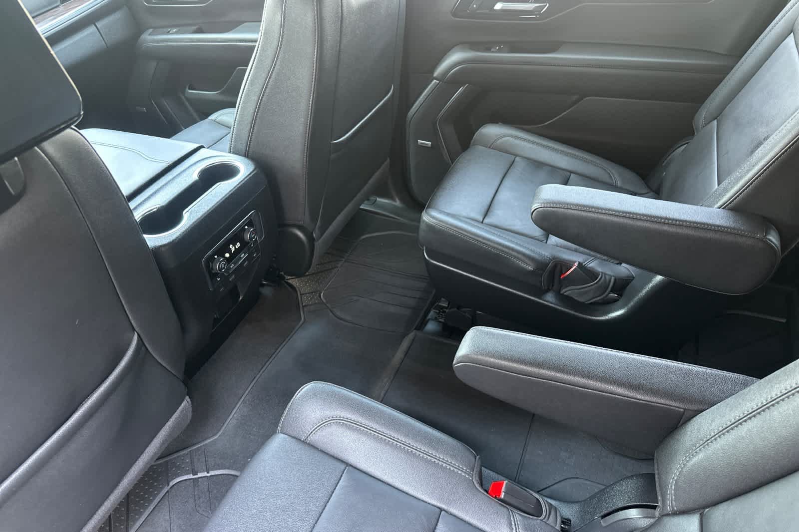 Used 2025 Chevrolet Suburban Z71 w/ Z71 Off-Road Package AWD/4WD image 4
