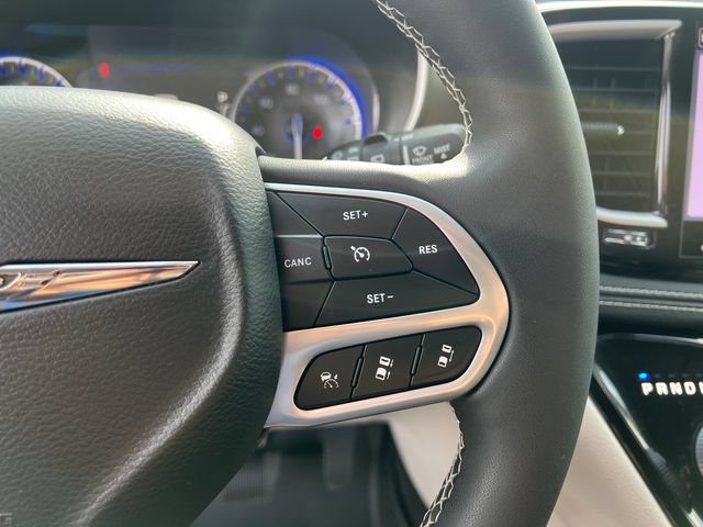 Used 2022 Chrysler Pacifica Touring-L FWD image 17