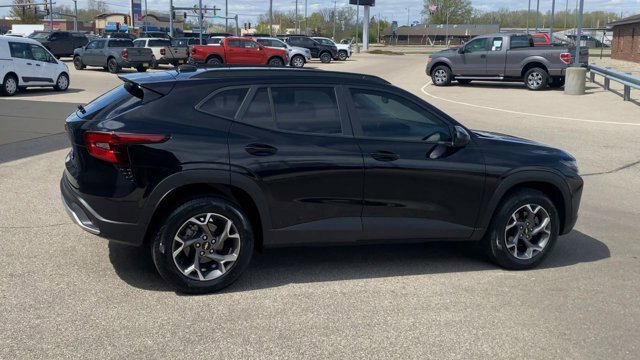 Used 2024 Chevrolet Trax LT FWD image 2