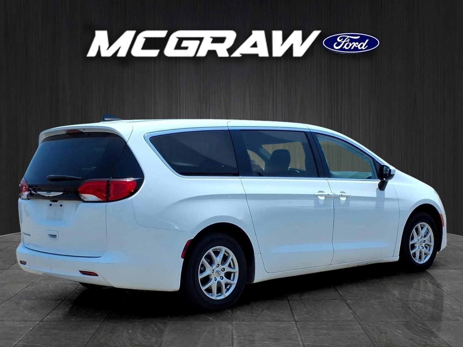 Used 2023 Chrysler Voyager LX FWD image 8