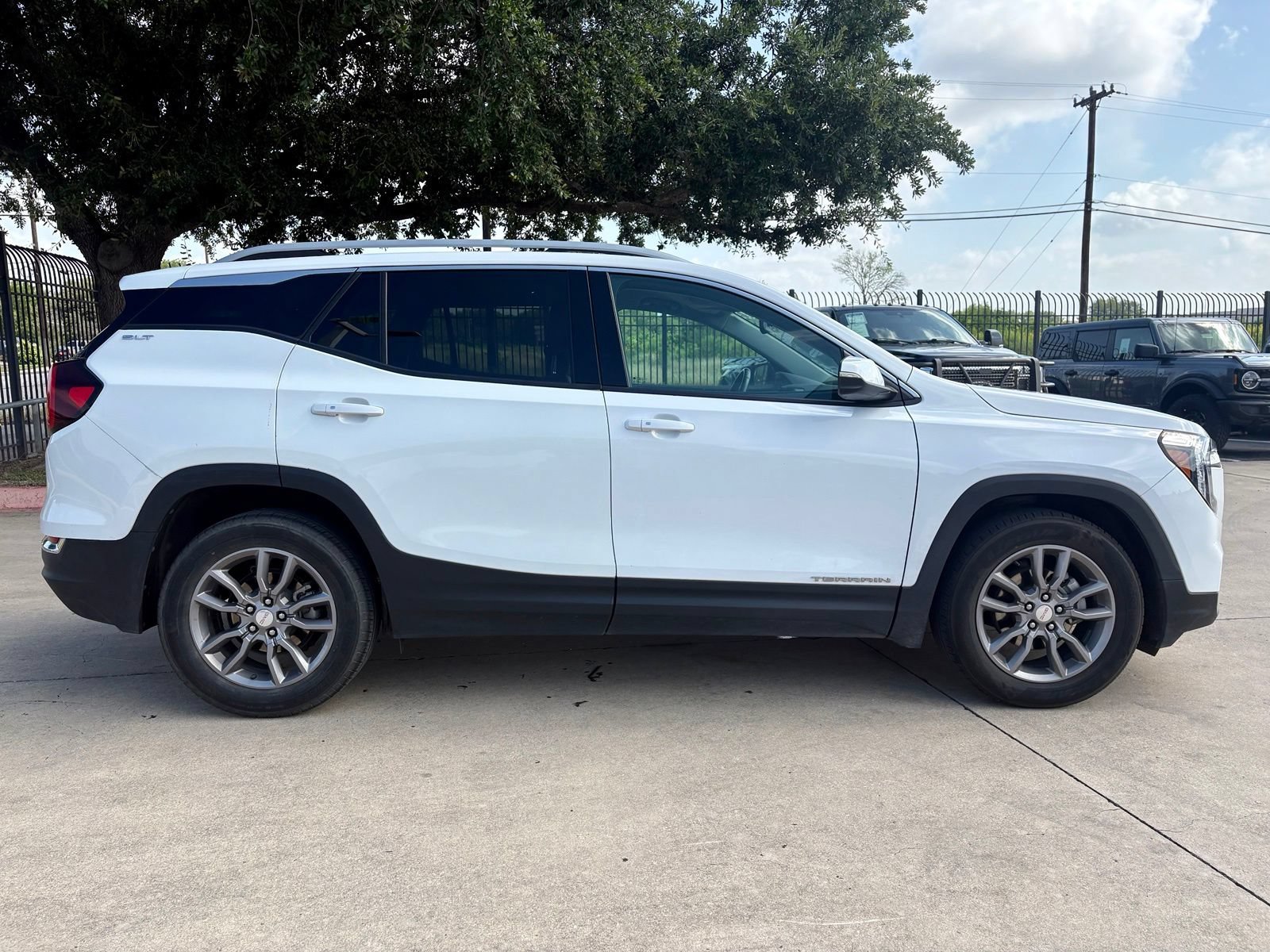 Used 2024 GMC Terrain SLT FWD image 2