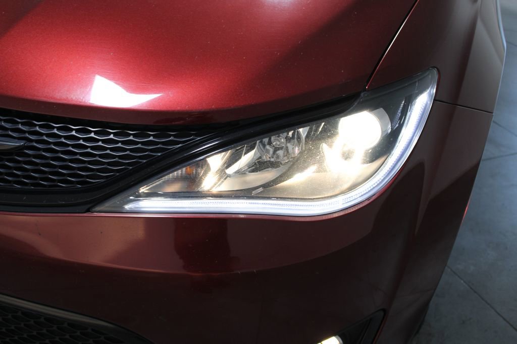 Used 2018 Chrysler Pacifica Touring-L w/ Premium Audio Group FWD image 55