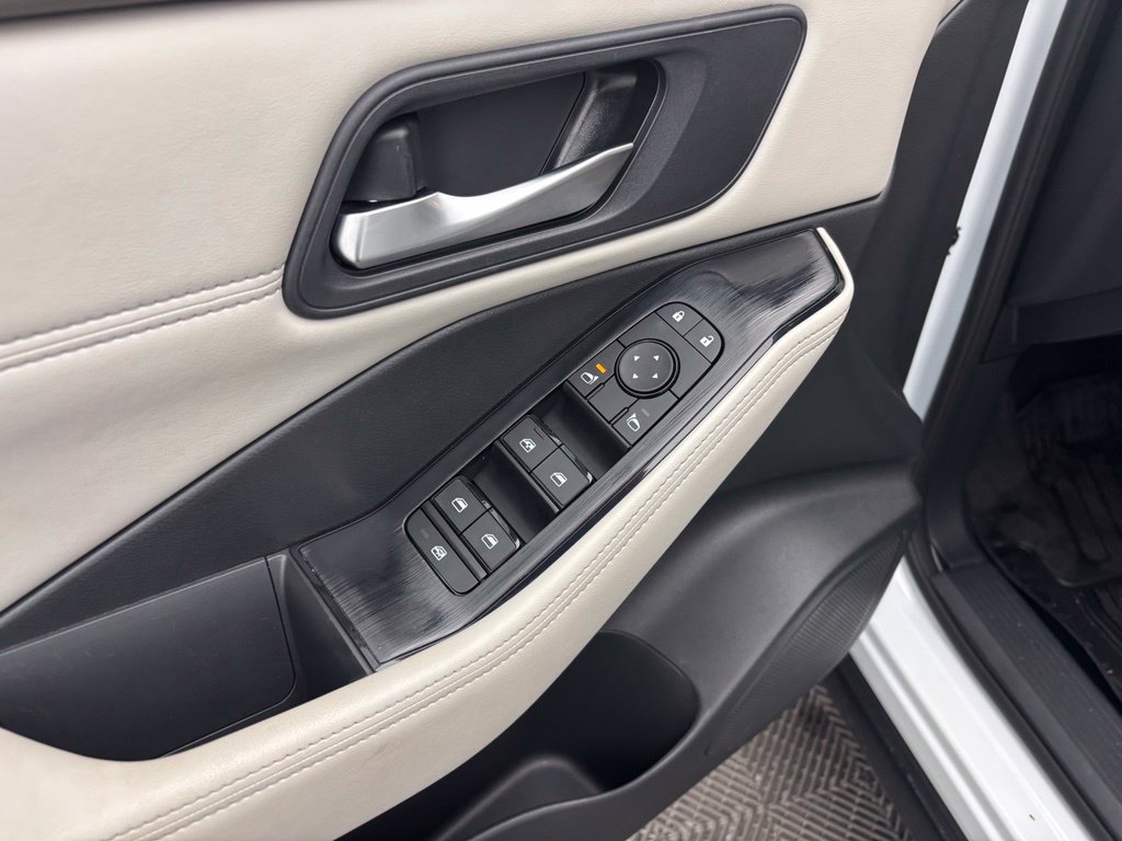 Used 2024 Nissan Rogue SV w/ SV Premium Package FWD image 17
