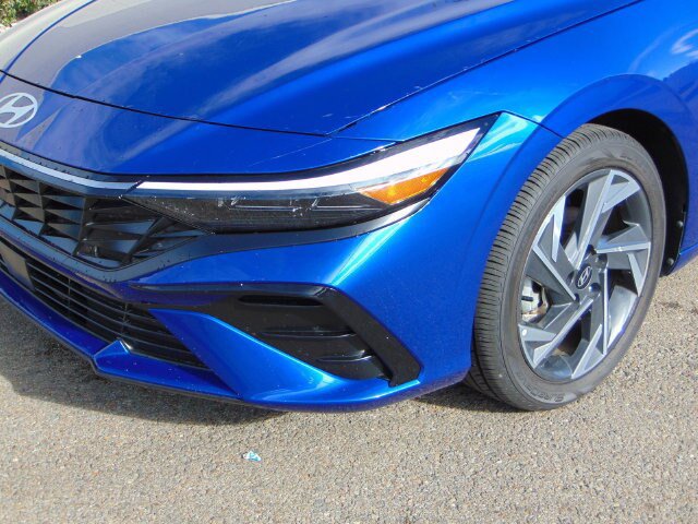 Used 2025 Hyundai Elantra Limited FWD image 2