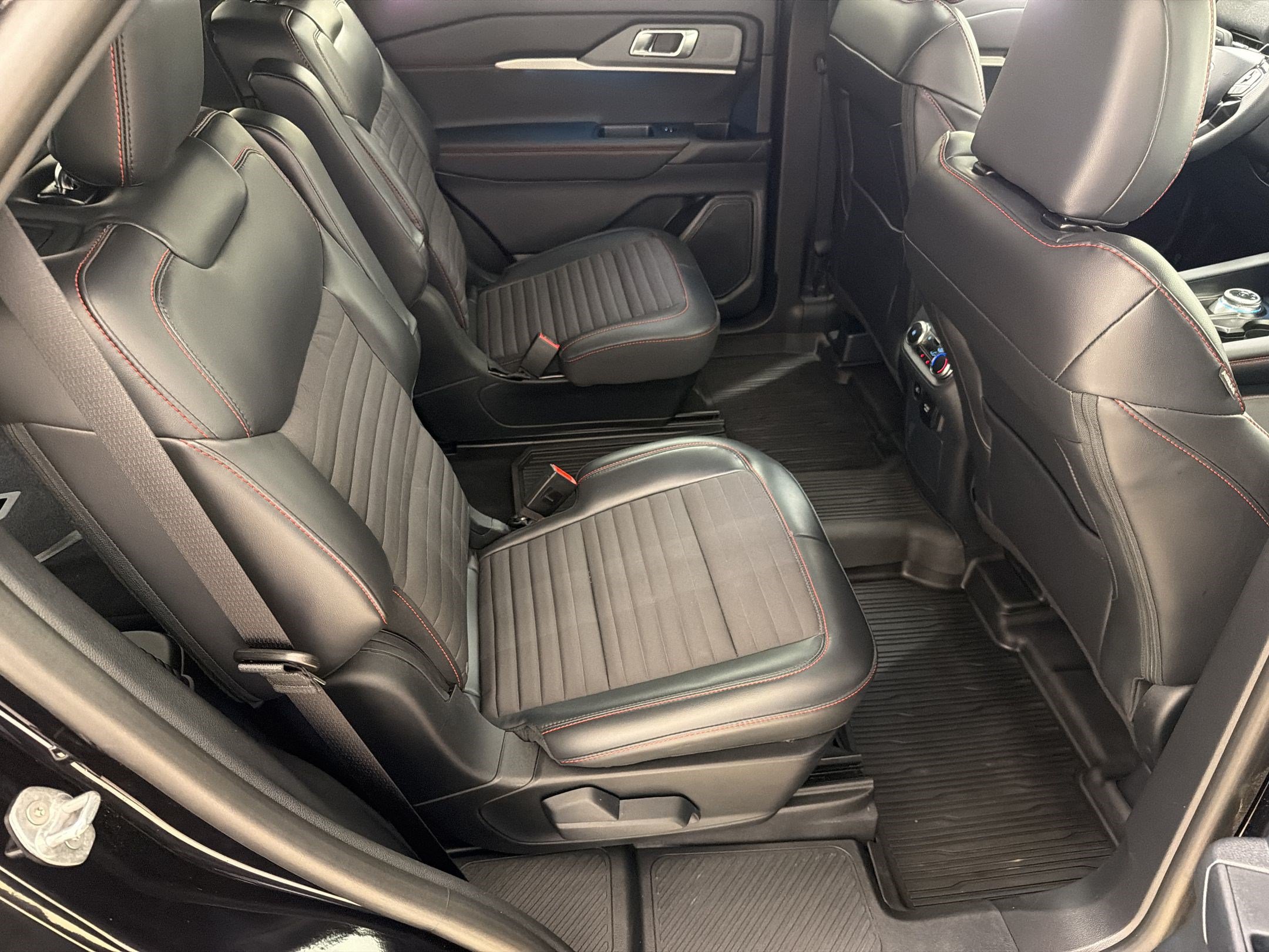 Certified 2025 Ford Explorer ST-Line w/ Premium Package AWD/4WD image 29