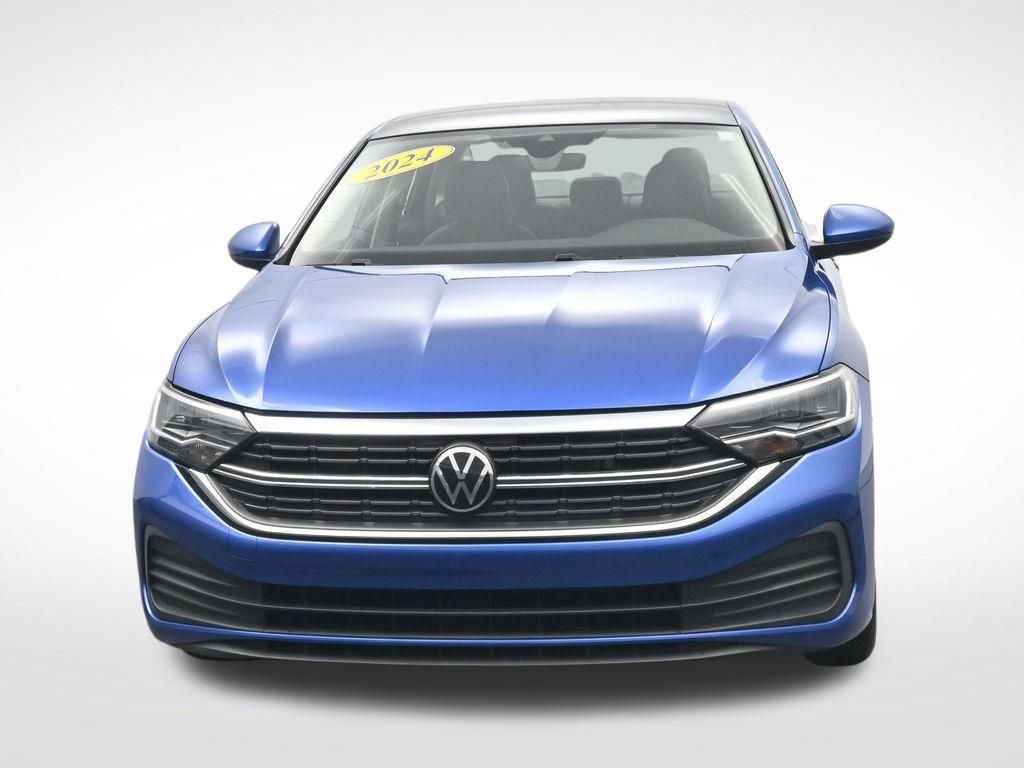 Used 2024 Volkswagen Jetta SE FWD image 2