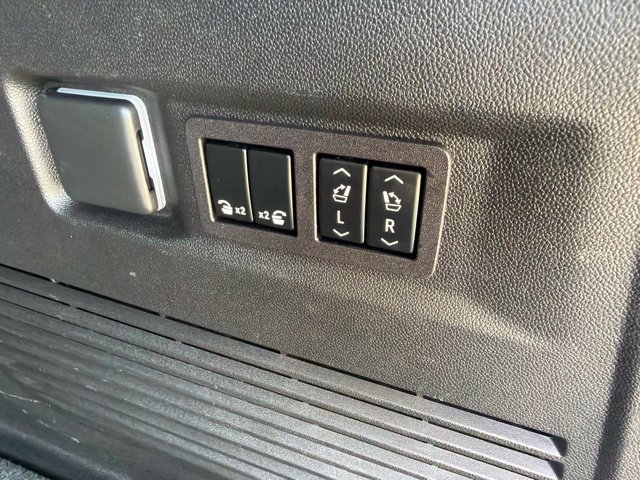 Used 2023 Chevrolet Tahoe High Country AWD/4WD image 25