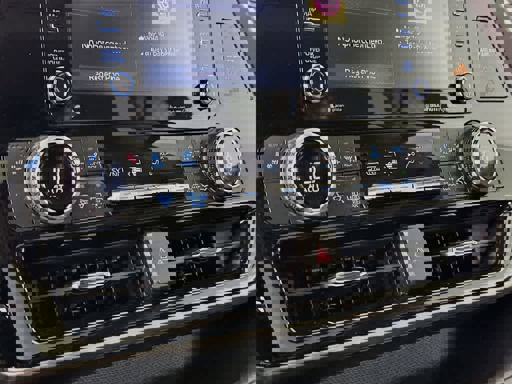 Used 2020 Toyota Highlander XLE image 18