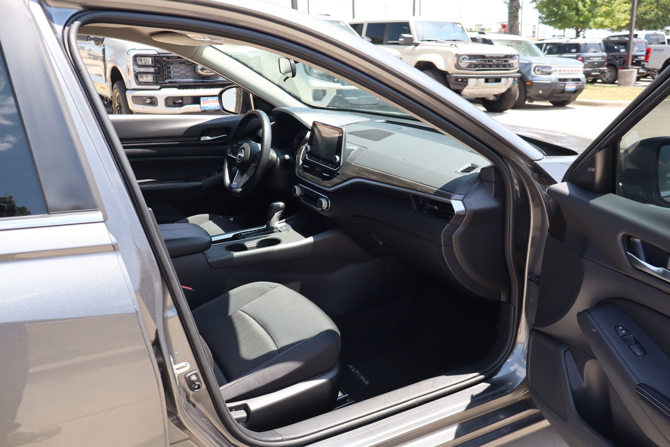 Used 2025 Nissan Altima 2.5 SV FWD image 28