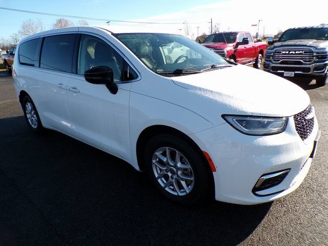 Used 2024 Chrysler Pacifica Touring-L FWD image 6