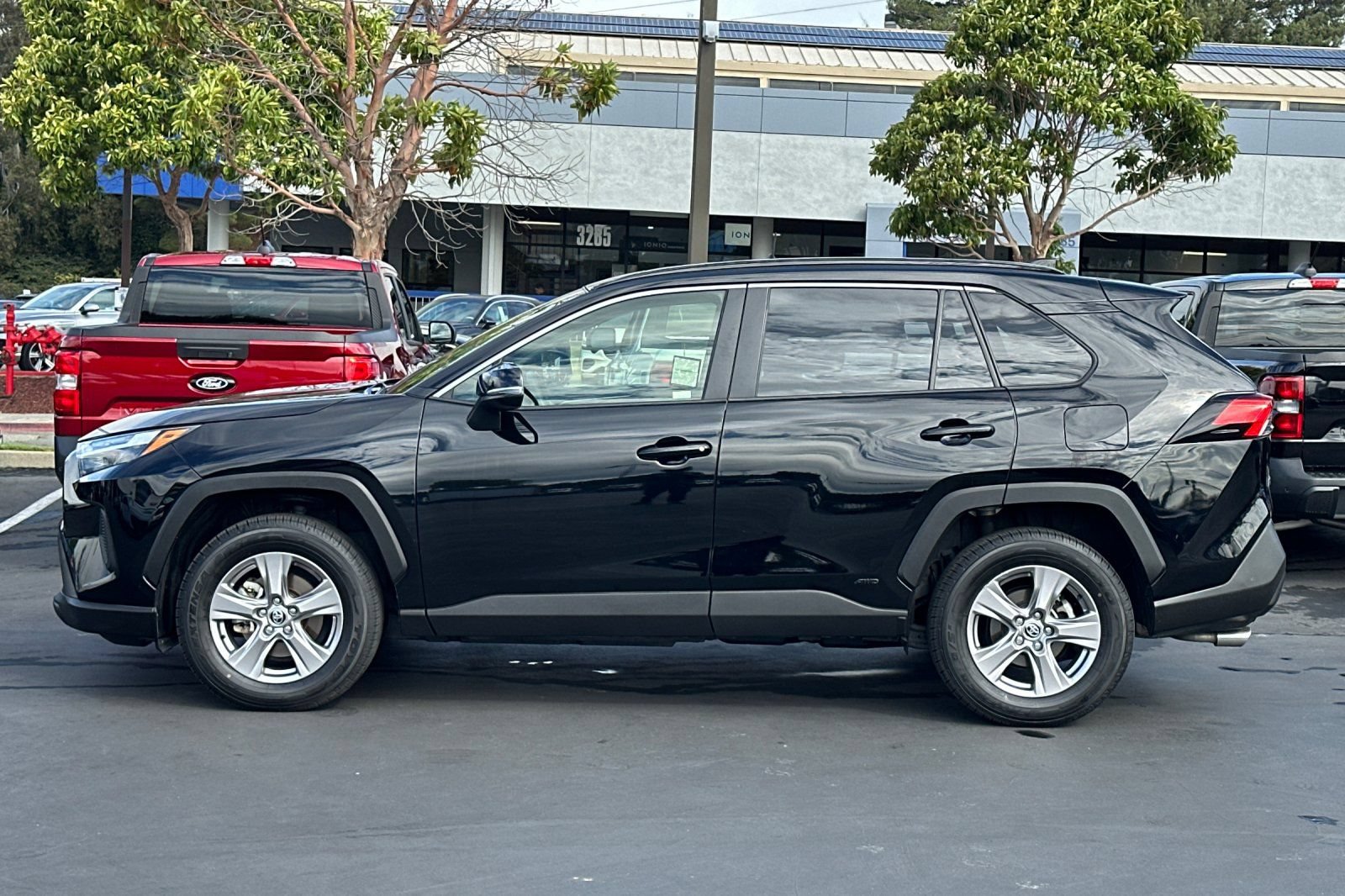 Used 2025 Toyota RAV4 XLE w/ Convenience Package AWD/4WD image 10