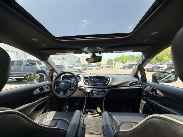 Used 2025 Chrysler Pacifica Limited FWD image 11