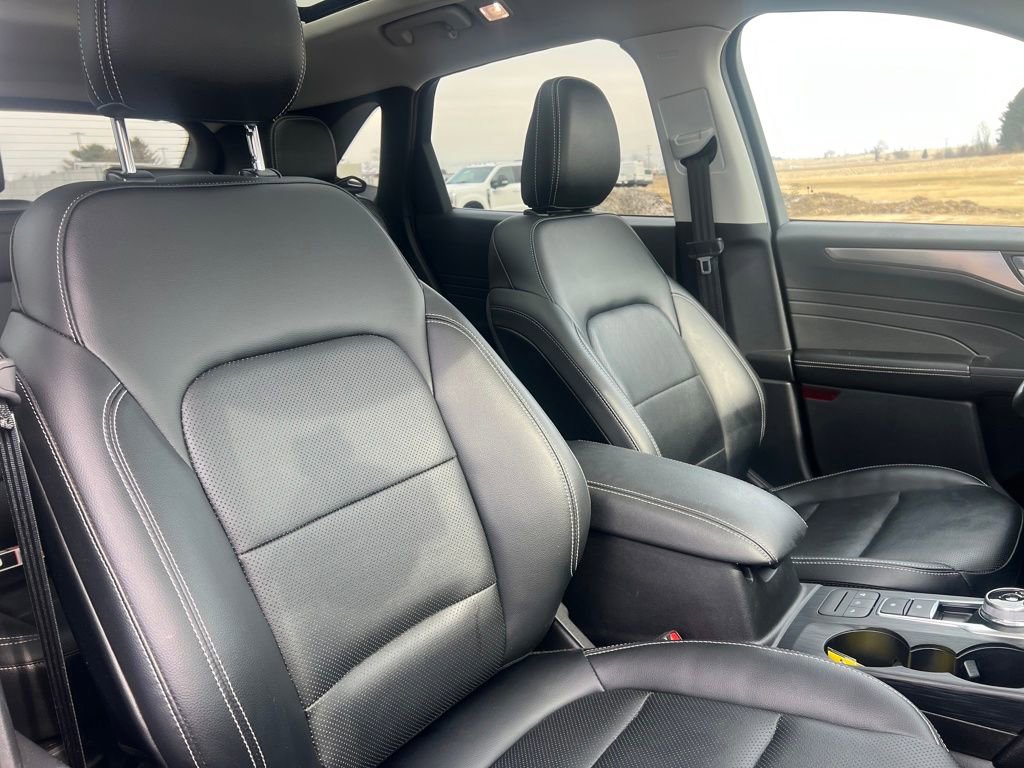 Certified 2022 Ford Escape Titanium w/ Class II Trailer Tow Package image 34