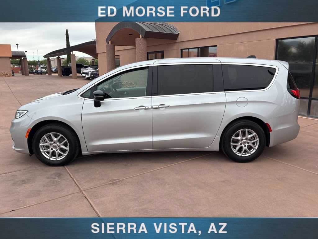 Used 2024 Chrysler Pacifica Touring-L FWD image 6