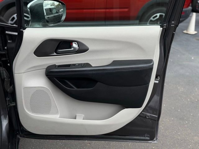 Used 2019 Chrysler Pacifica Limited FWD image 21