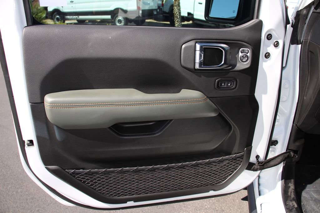 Used 2025 Jeep Gladiator Mojave AWD/4WD image 22