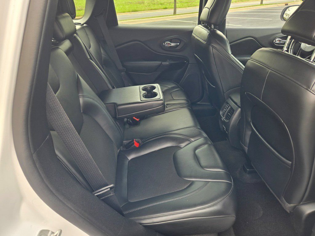 Used 2020 Jeep Cherokee Latitude Plus AWD/4WD image 11
