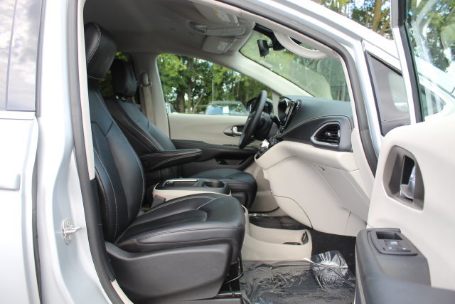 Used 2024 Chrysler Pacifica Limited FWD image 14
