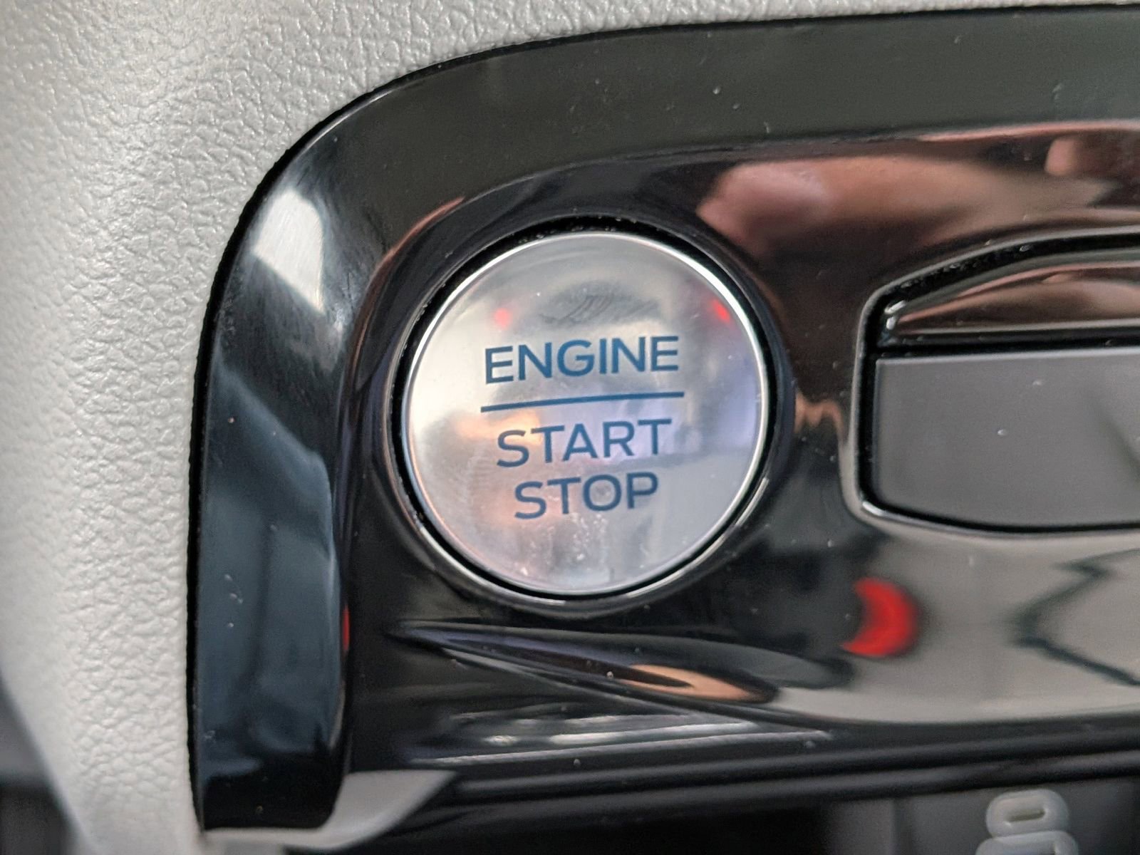 Certified 2025 Ford Escape Platinum image 32