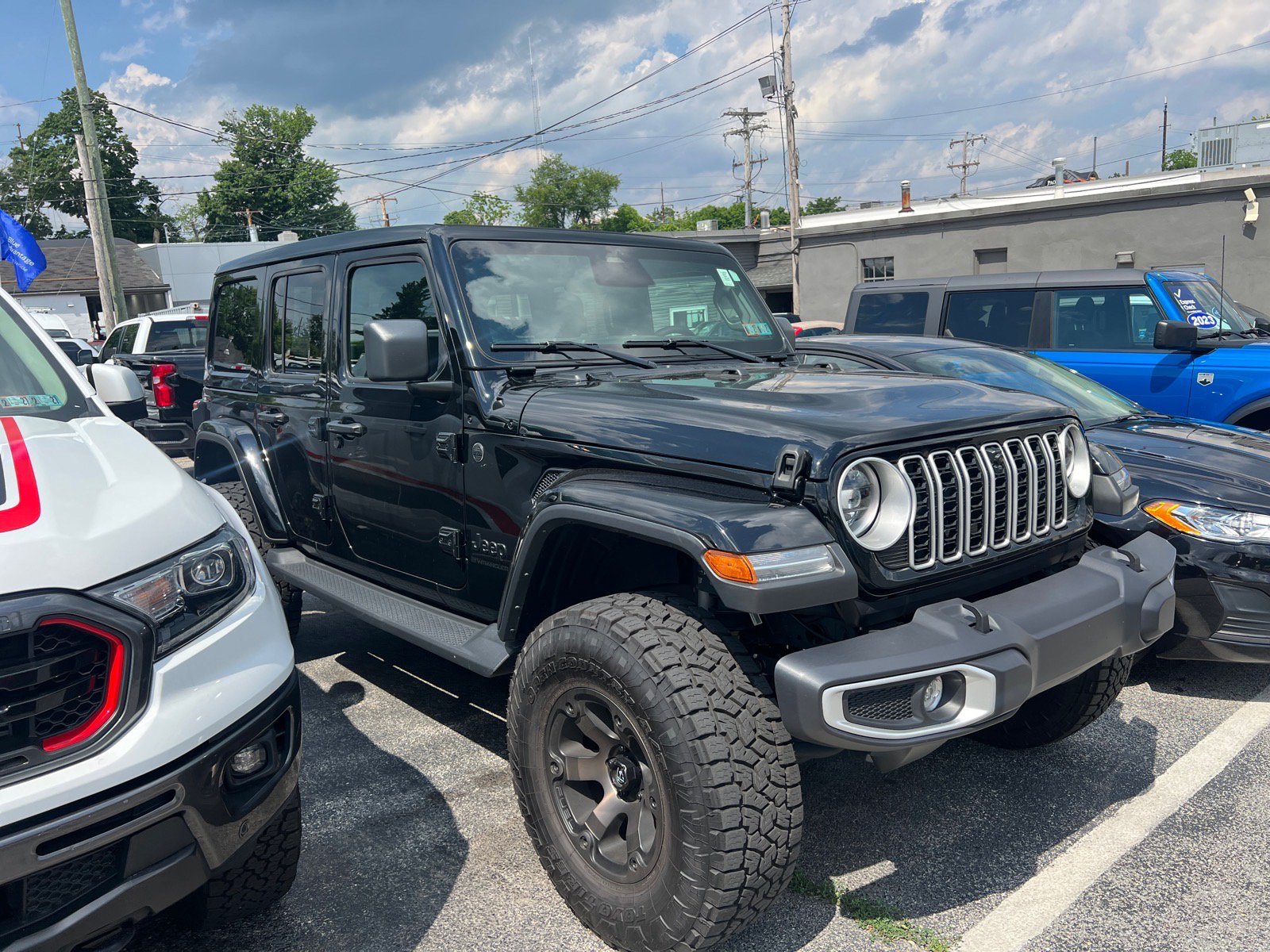 Used 2025 Jeep Wrangler Unlimited Sahara AWD/4WD image 3