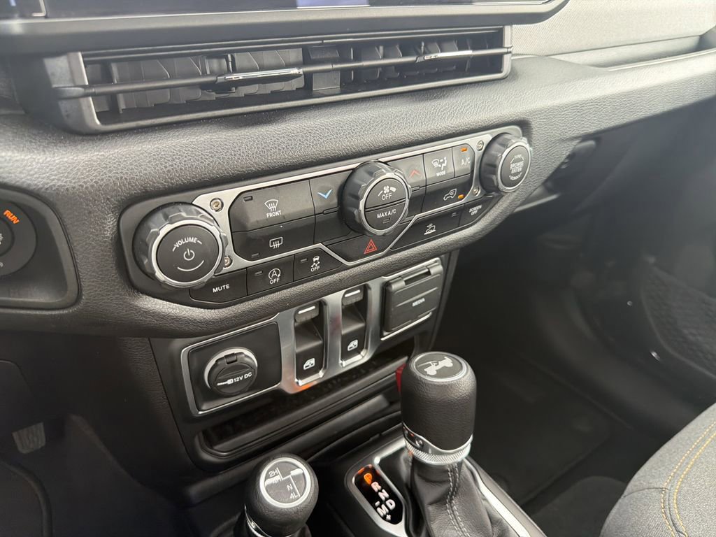 Used 2025 Jeep Wrangler Sport image 23
