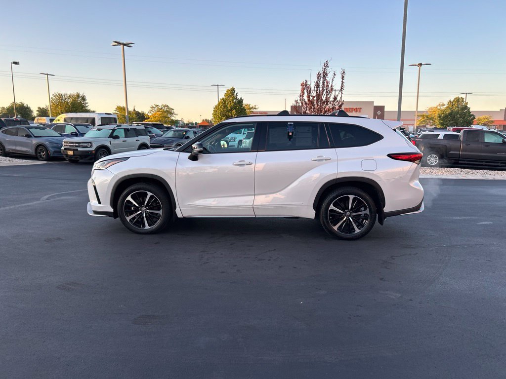 Used 2022 Toyota Highlander XSE AWD/4WD image 9