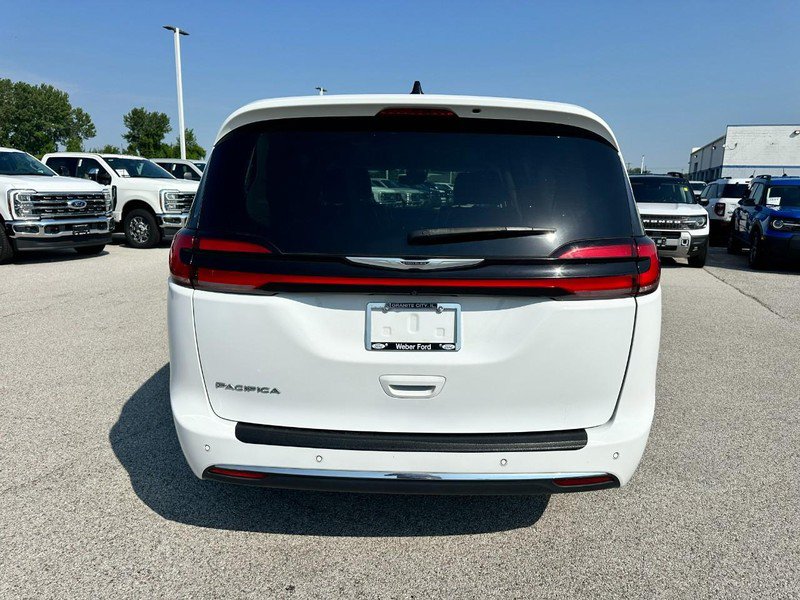 Used 2024 Chrysler Pacifica Touring-L FWD image 4