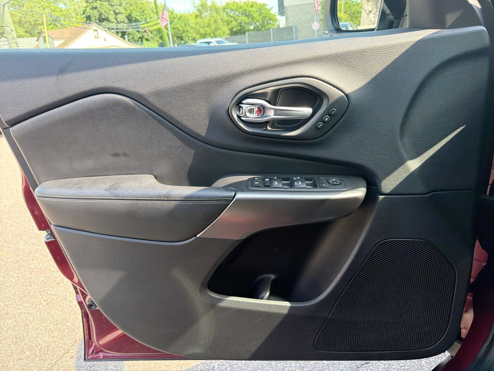 Used 2019 Jeep Cherokee Limited AWD/4WD image 32