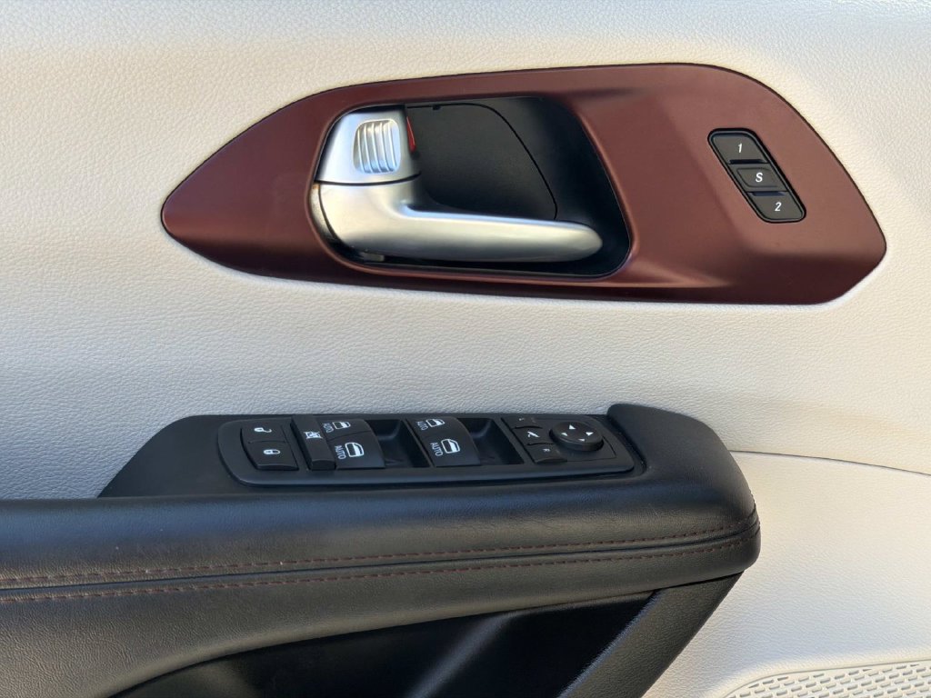 Used 2020 Chrysler Pacifica Limited w/ Advanced Safetytec Group FWD image 23
