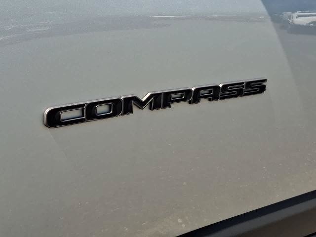 Used 2025 Jeep Compass Latitude w/ Convenience Group AWD/4WD image 28