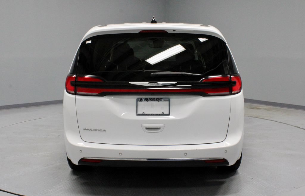 Used 2024 Chrysler Pacifica Touring-L FWD image 10