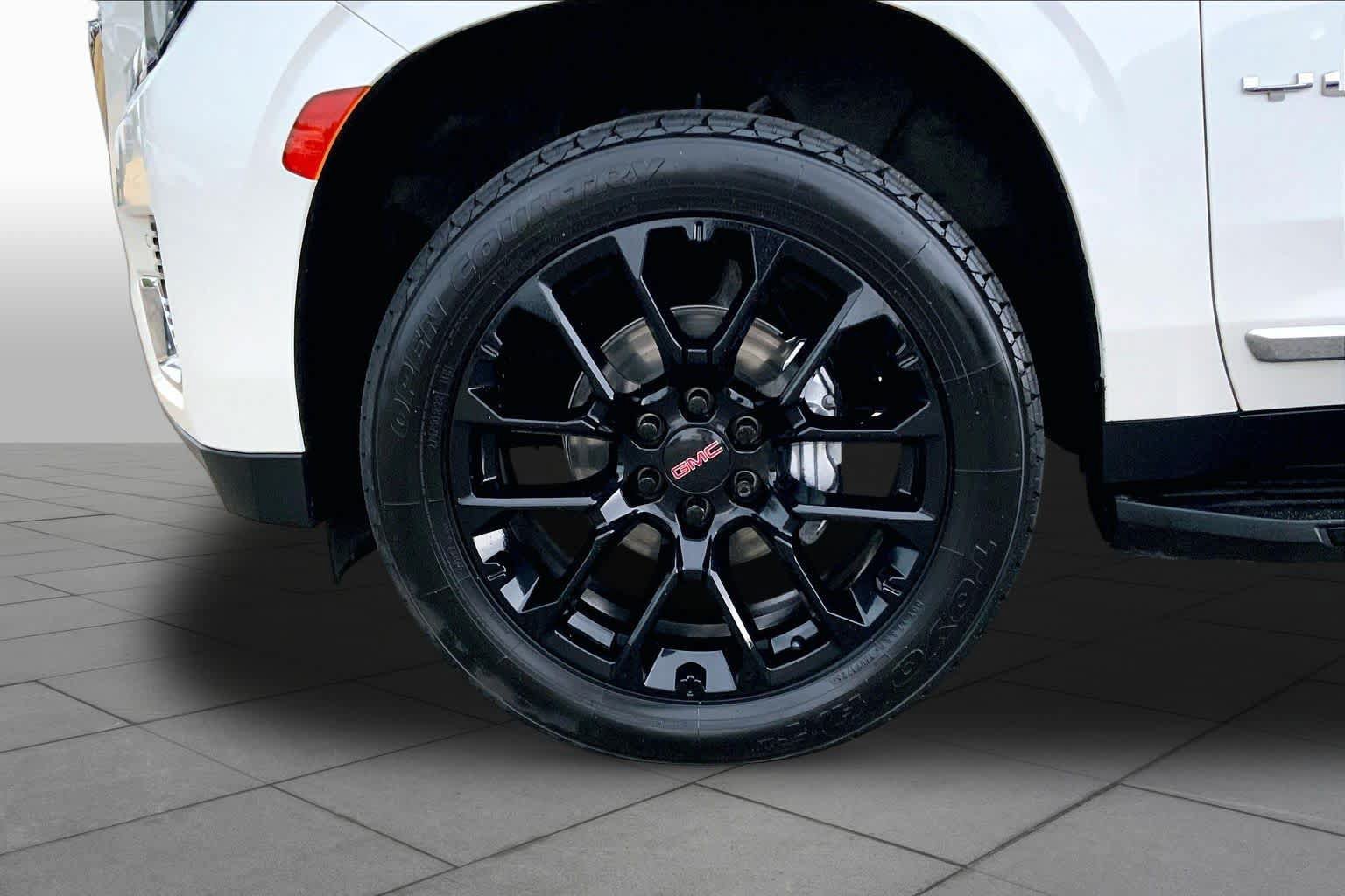 Used 2023 GMC Yukon SLT AWD/4WD image 11