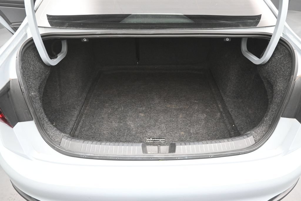 Used 2025 Volkswagen Jetta SE w/ Sunroof Package FWD image 2