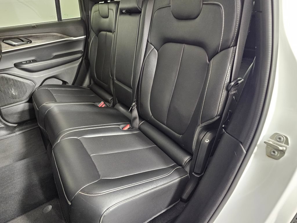 Used 2024 Jeep Grand Cherokee Limited w/ Luxury Tech Group II AWD/4WD image 19