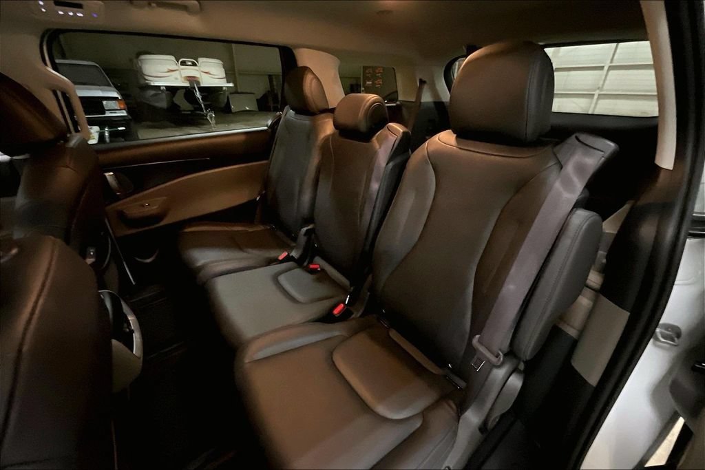 Used 2025 Kia Carnival FWD image 24
