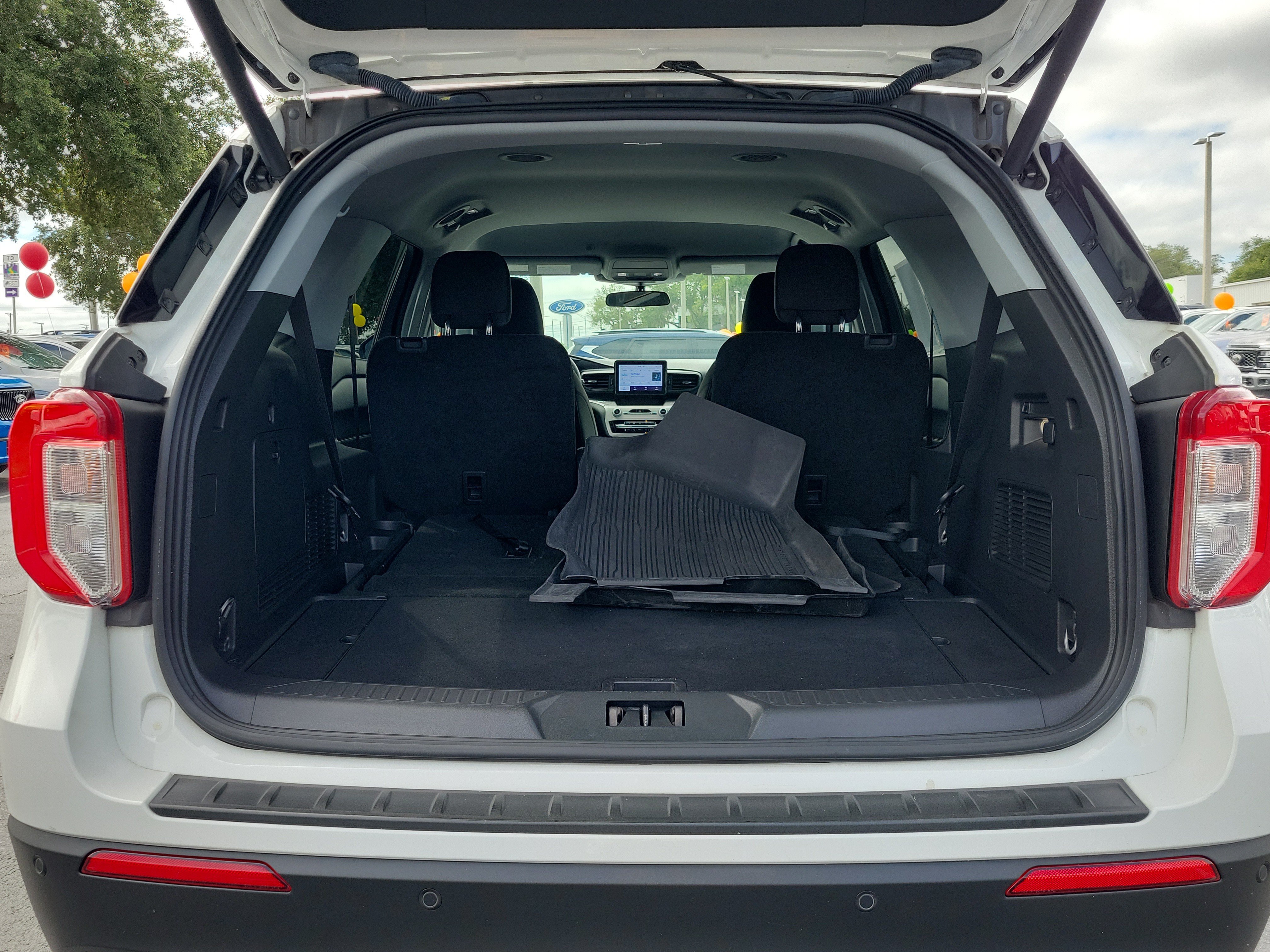Certified 2024 Ford Explorer XLT RWD image 9
