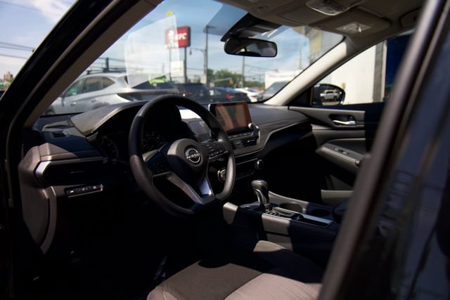 Used 2025 Nissan Altima 2.5 SV FWD image 11