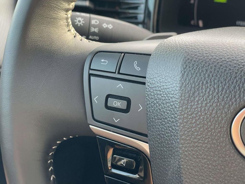 Used 2025 Toyota Camry SE image 11