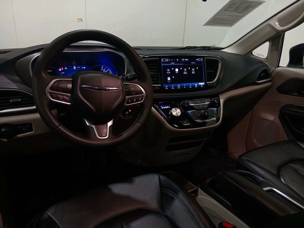 Used 2024 Chrysler Pacifica Select image 14