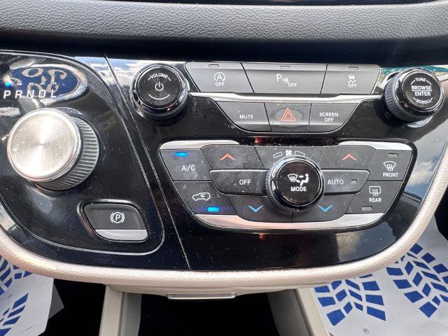 Used 2020 Chrysler Pacifica Touring-L FWD image 29