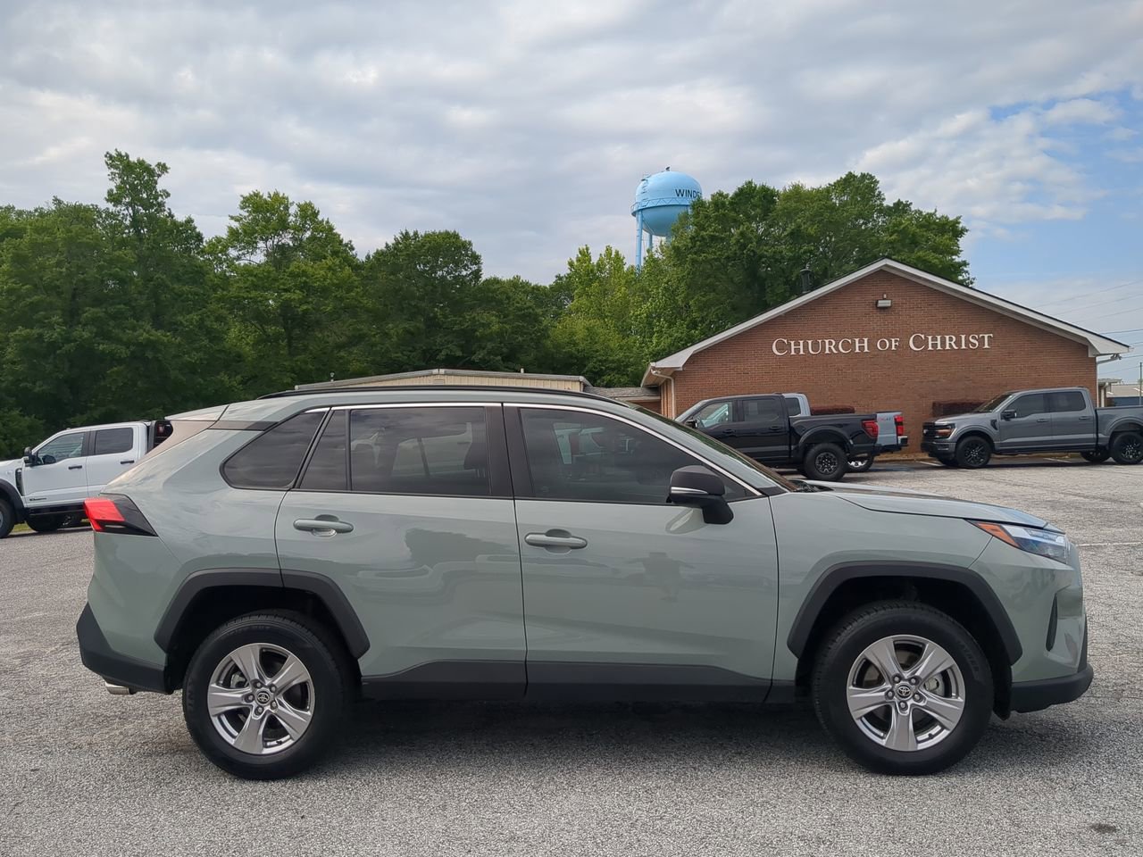 Used 2022 Toyota RAV4 XLE FWD image 2