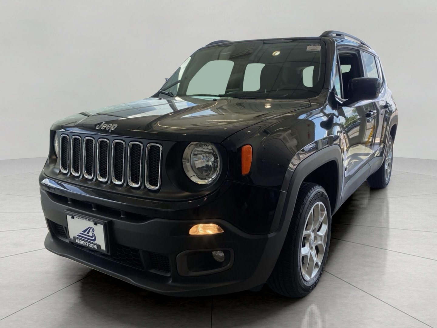 Used 2018 Jeep Renegade Latitude w/ Cold Weather Group AWD/4WD image 3