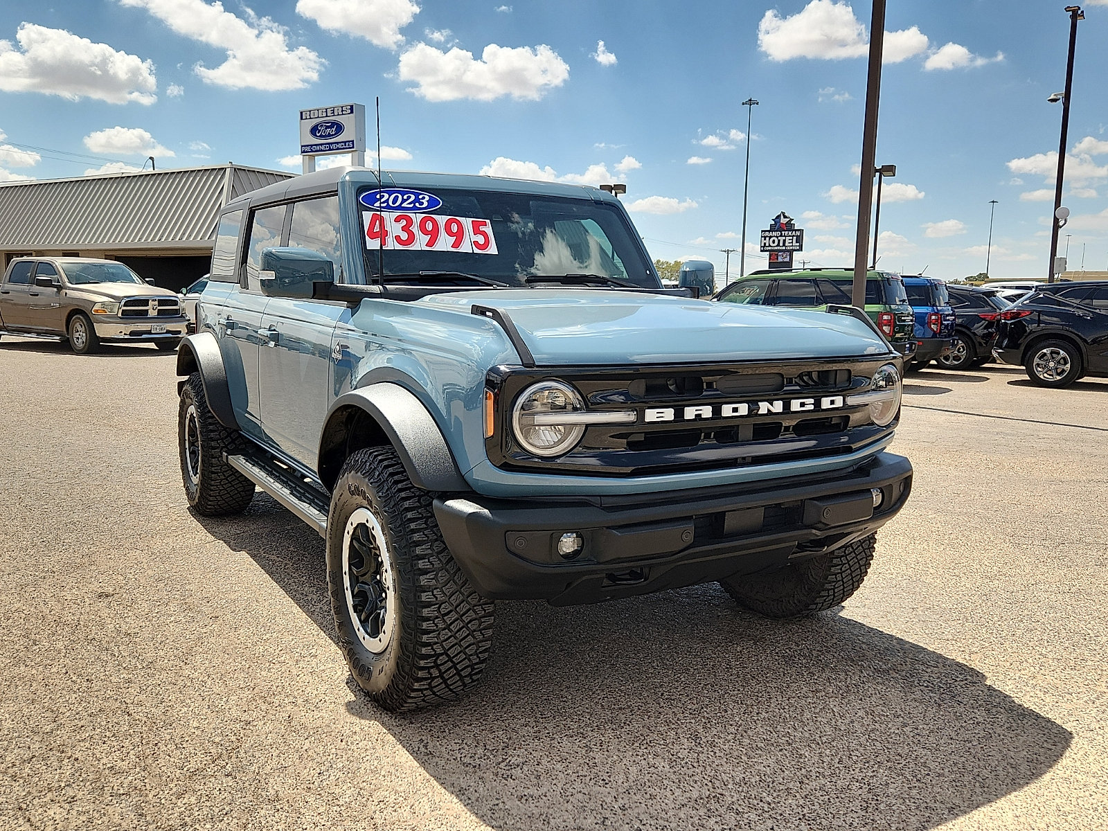 Certified 2023 Ford Bronco Outer Banks w/ Sasquatch Package AWD/4WD image 1