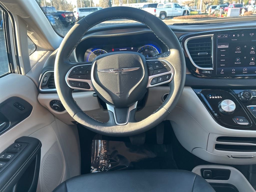 Used 2024 Chrysler Pacifica Touring-L image 8