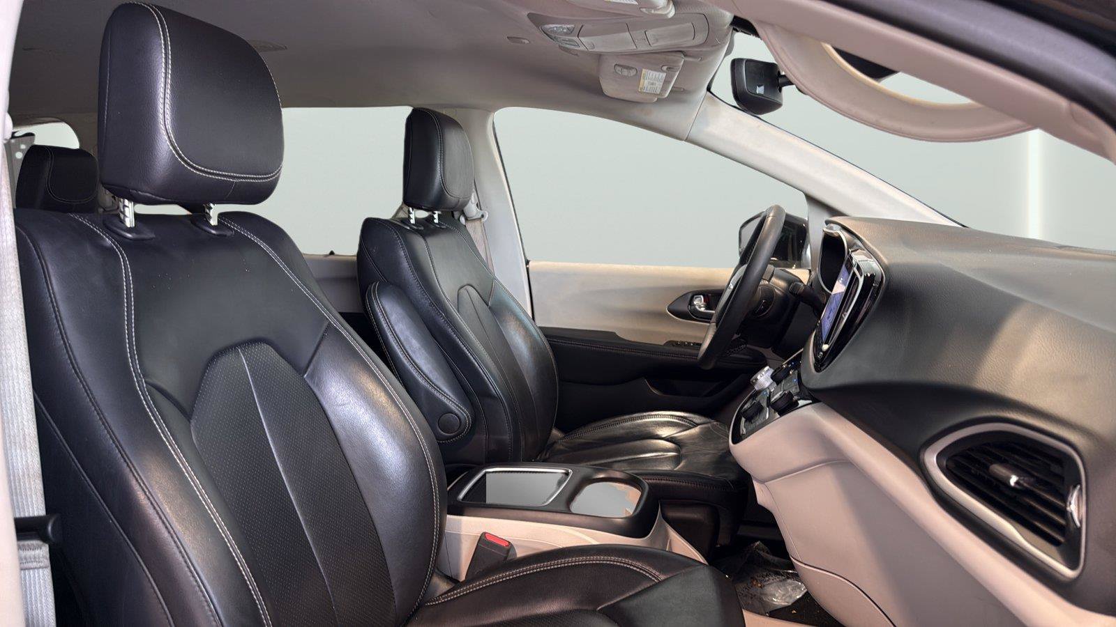 Used 2022 Chrysler Pacifica Touring-L FWD image 15
