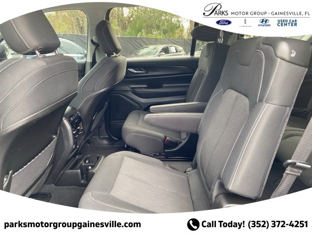 Used 2023 Jeep Grand Cherokee L Laredo image 12