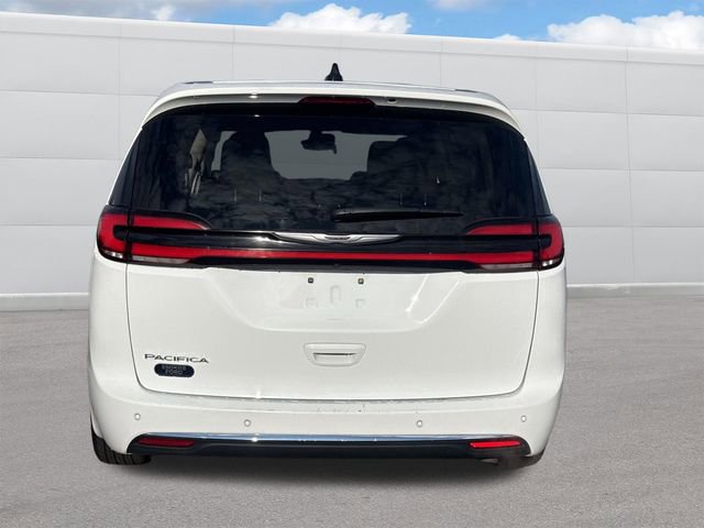 Used 2024 Chrysler Pacifica Touring-L image 4