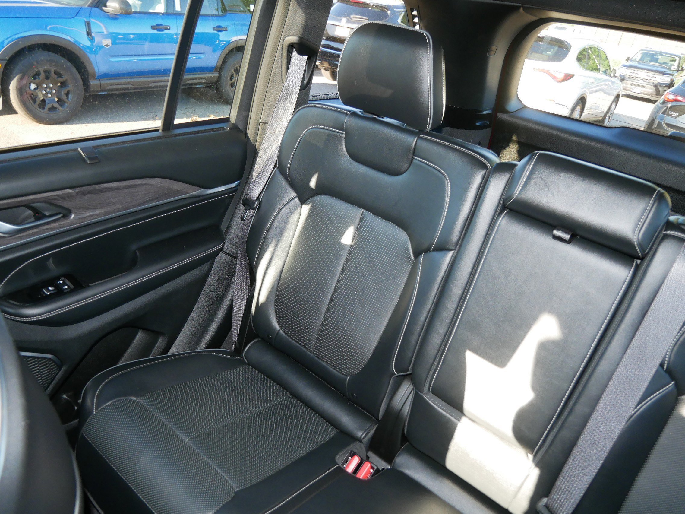 Used 2022 Jeep Grand Cherokee Overland w/ Luxury Tech Group IV image 12