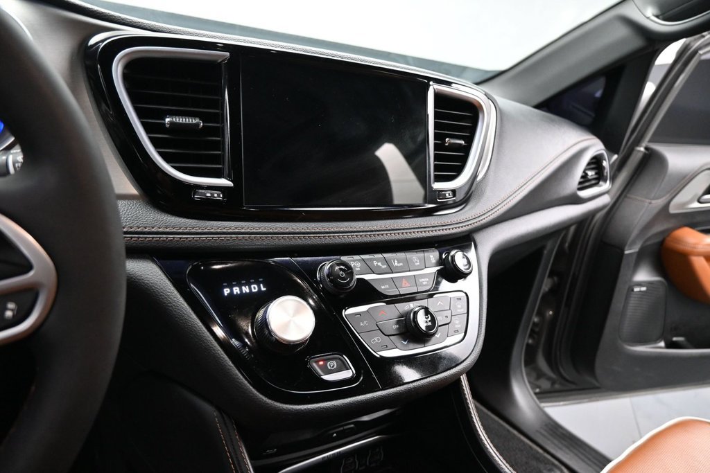 Used 2024 Chrysler Pacifica Pinnacle FWD image 13